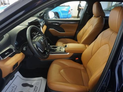 Used 2024 Toyota Highlander Platinum image 23