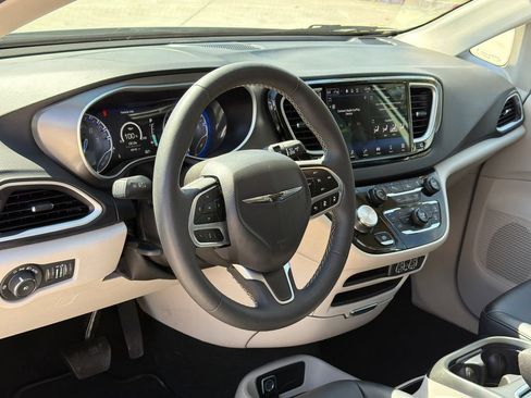 Used 2024 Chrysler Pacifica Touring-L FWD image 21