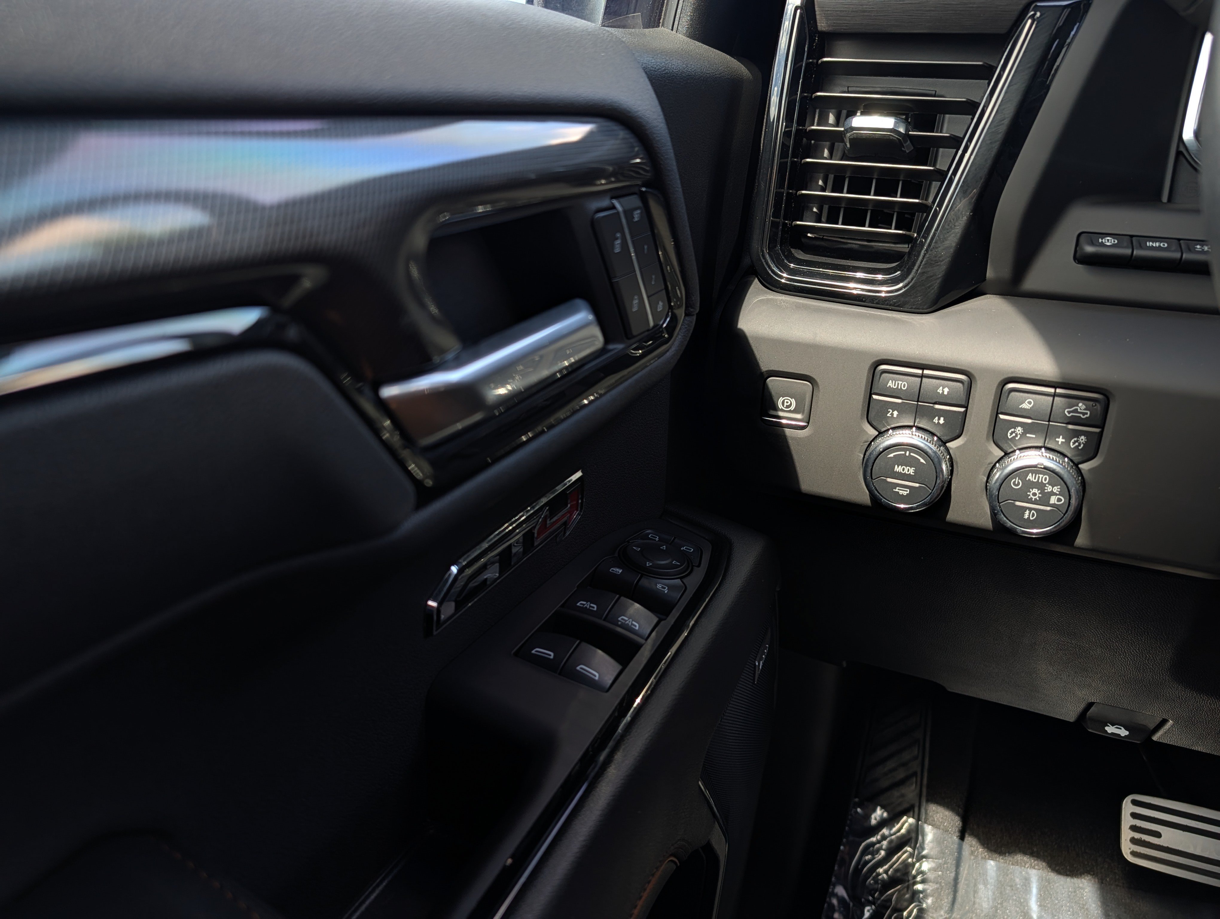 Used 2025 GMC Sierra 1500 AT4 w/ Technology Package AWD/4WD image 48