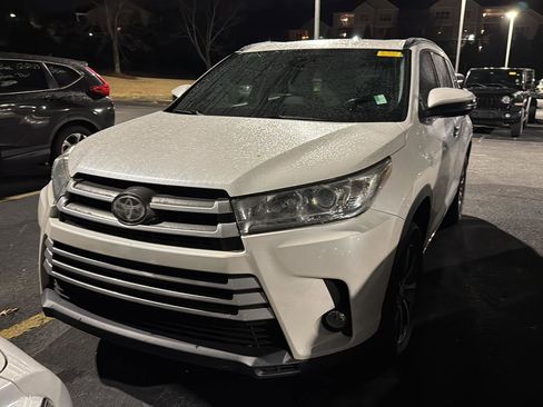Used 2017 Toyota Highlander XLE image 2
