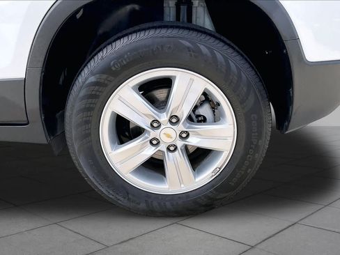 Used 2022 Chevrolet Trax LT w/ LT Convenience Package AWD/4WD image 11