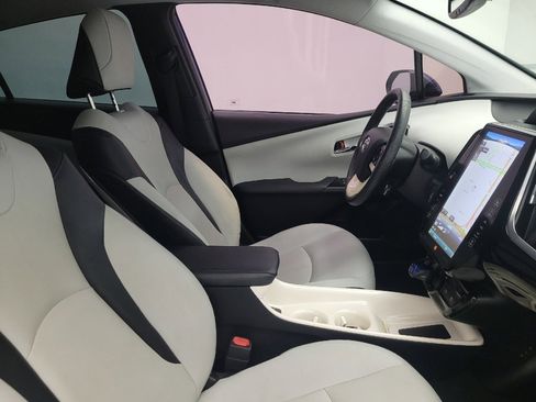 Used 2018 Toyota Prius Four Touring w/ Premium Convenience Package image 21