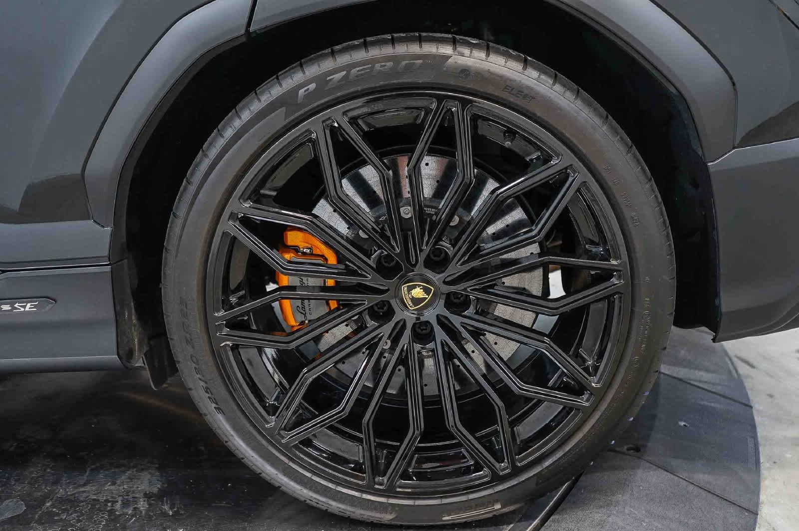 Used 2025 Lamborghini Urus SE AWD/4WD image 13