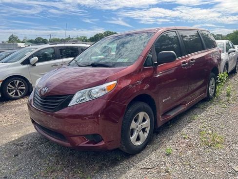 Used 2011 Toyota Sienna w/ Towing Pkg FWD image 1