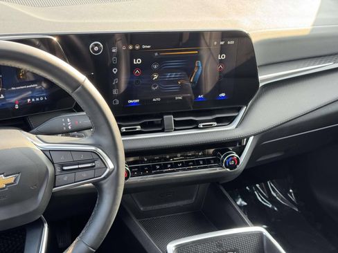Used 2025 Chevrolet Equinox LT w/ Convenience Package II AWD/4WD image 3
