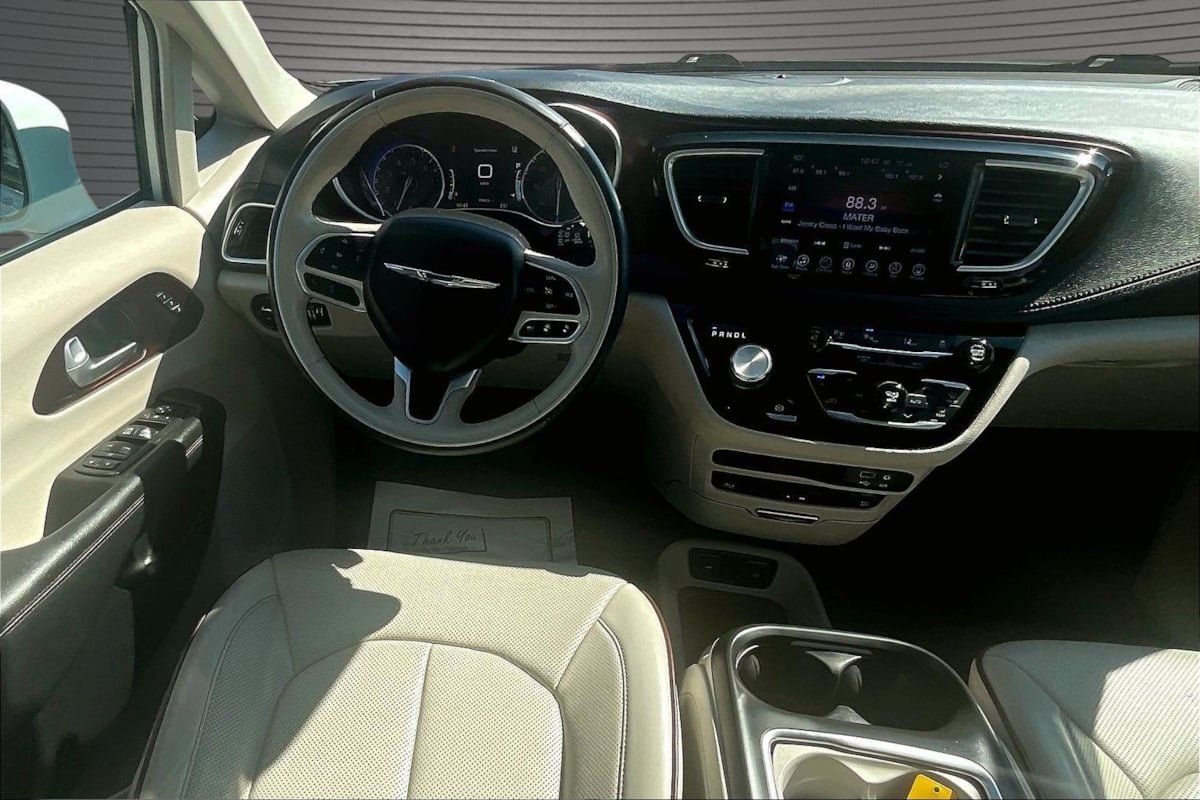 Used 2017 Chrysler Pacifica Limited w/ UConnect Theater Package FWD image 8