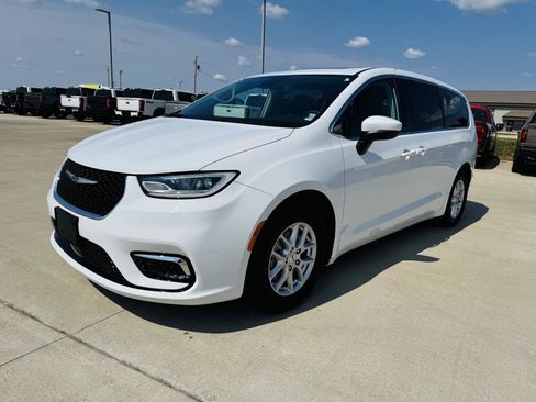 Used 2023 Chrysler Pacifica Touring-L FWD image 37