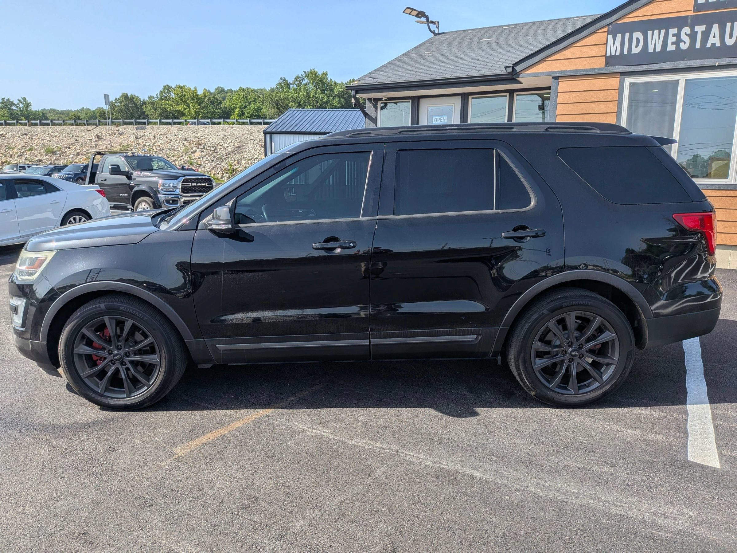 Used 2017 Ford Explorer XLT w/ Equipment Group 202A FWD image 3