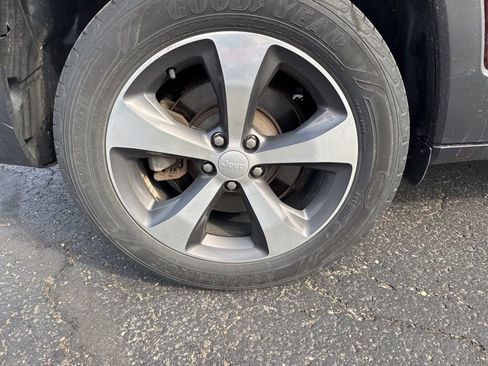 Used 2019 Jeep Cherokee Limited image 9