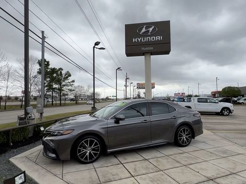 Used 2021 Toyota Camry SE image 6