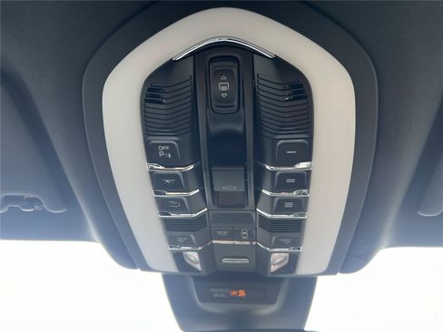 Used 2024 Porsche Macan Turbo AWD/4WD image 20