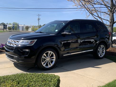 Used 2018 Ford Explorer XLT w/ Equipment Group 202A image 6
