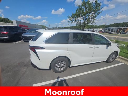 Used 2025 Toyota Sienna XLE FWD image 11