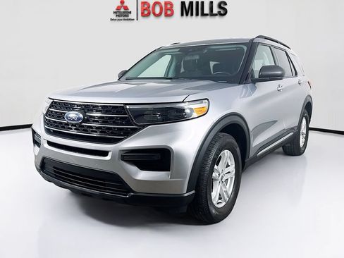 Used 2022 Ford Explorer XLT AWD/4WD image 3