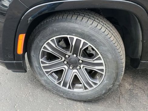 Used 2023 Jeep Wagoneer L 4WD w/ Premium Group I image 4