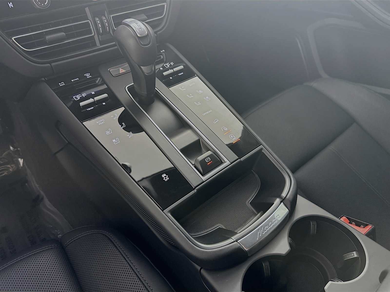 Certified 2025 Porsche Macan AWD/4WD image 21