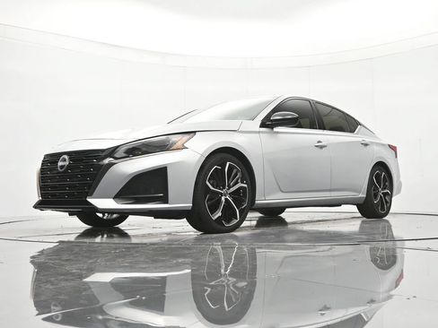 Used 2024 Nissan Altima 2.5 SR FWD image 36