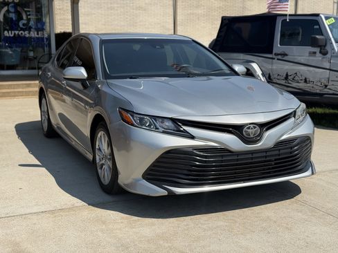 Used 2018 Toyota Camry LE image 3