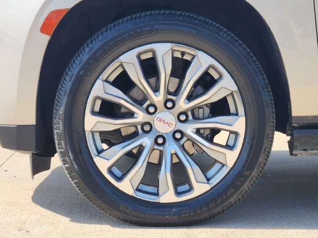 Used 2022 GMC Yukon Denali w/ Advanced Technology Package AWD/4WD image 10