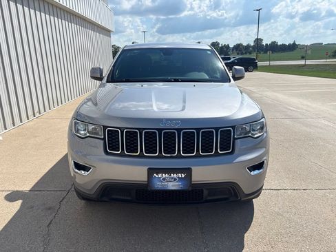 Used 2019 Jeep Grand Cherokee Laredo w/ 18" Wheel & 8.4" Radio Group AWD/4WD image 2