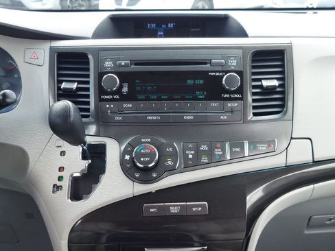 Used 2014 Toyota Sienna LE FWD image 13