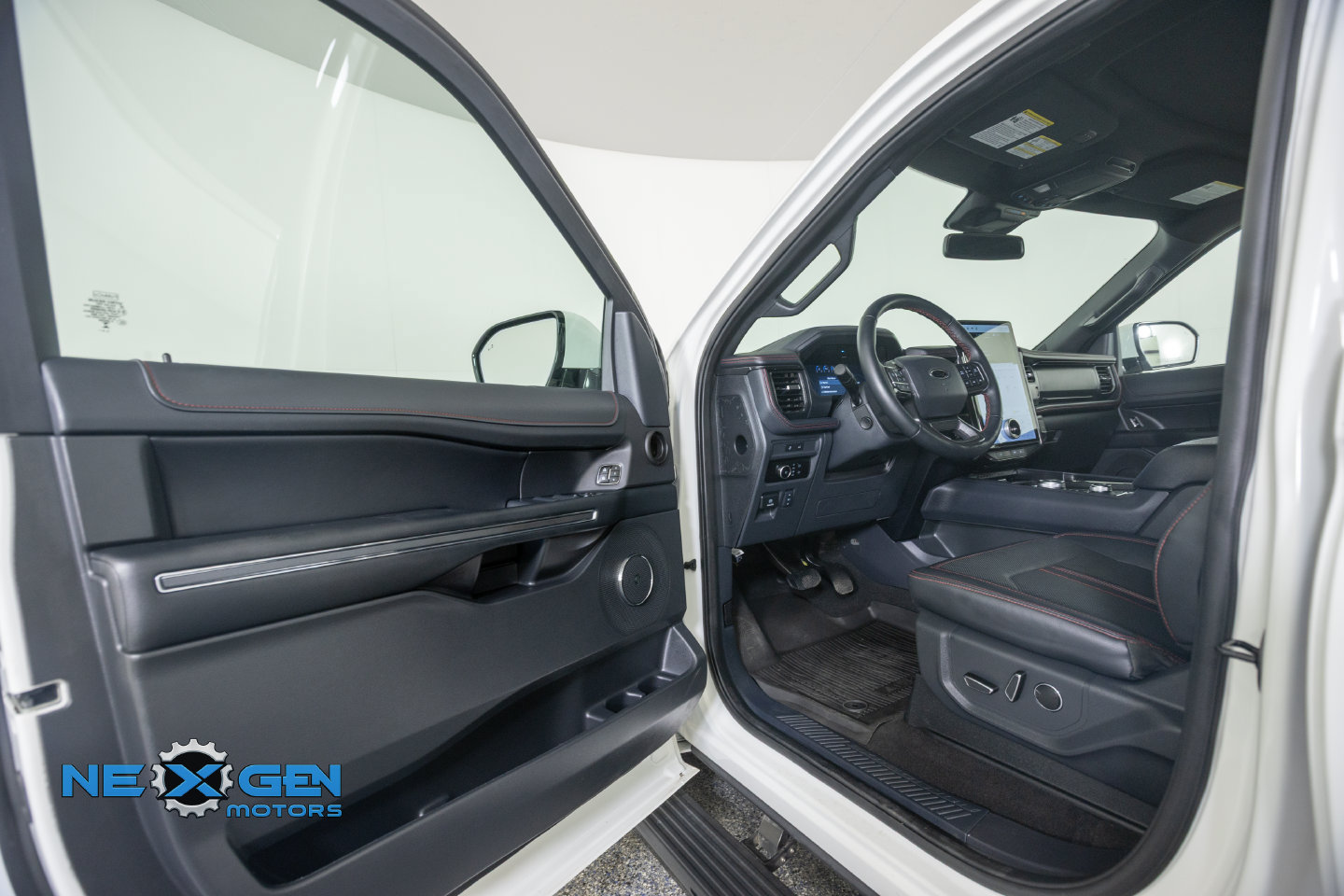 Used 2024 Ford Expedition Max Limited AWD/4WD image 12