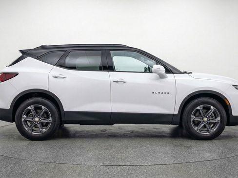 Used 2025 Chevrolet Blazer LT FWD image 11