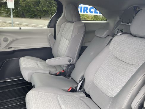 Used 2021 Toyota Sienna LE FWD image 15