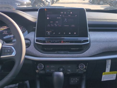 New 2025 Jeep Compass Latitude image 18