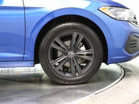 Used 2024 Volkswagen Jetta SE w/ Panoramic Sunroof Package image 4