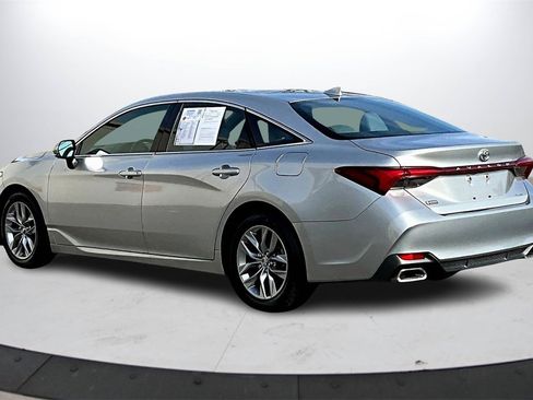 Used 2019 Toyota Avalon XLE image 6