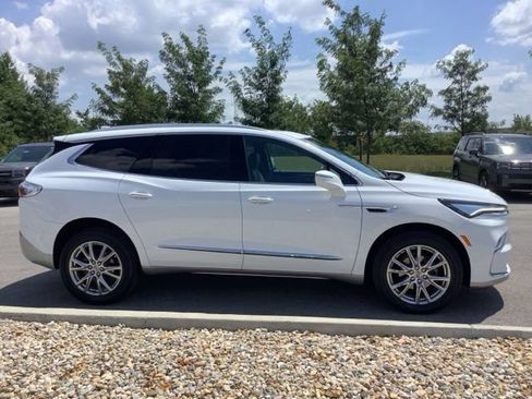 Used 2023 Buick Enclave Essence w/ Experience Buick Package FWD image 4