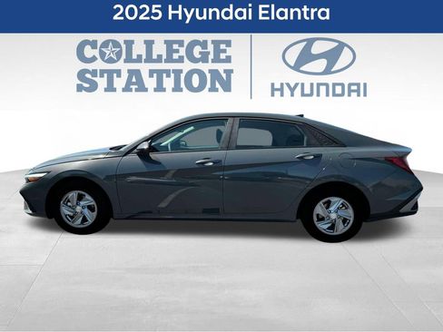 Used 2025 Hyundai Elantra SE image 3