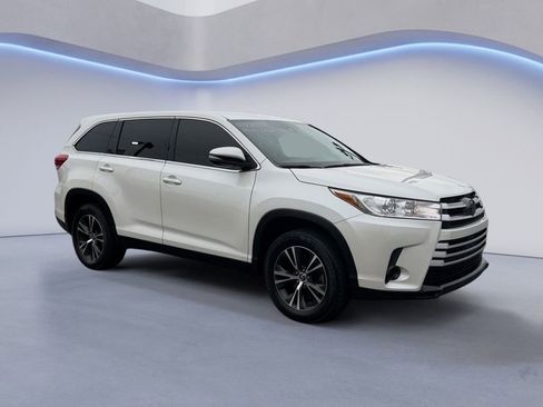 Used 2019 Toyota Highlander LE image 1