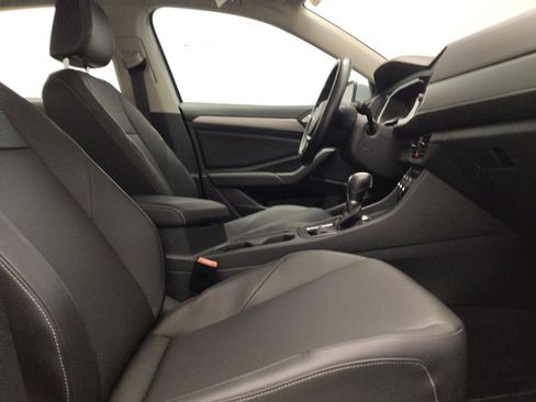 Used 2019 Volkswagen Jetta SE w/ Cold Weather Package FWD image 21