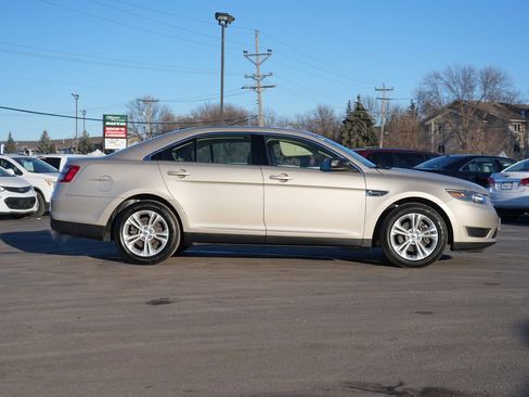 Used 2018 Ford Taurus SE image 2