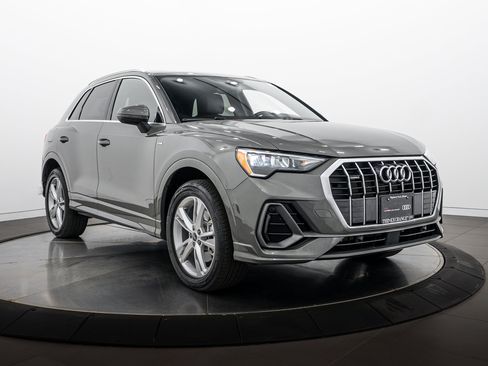 Certified 2022 Audi Q3 2.0T Premium AWD/4WD image 2