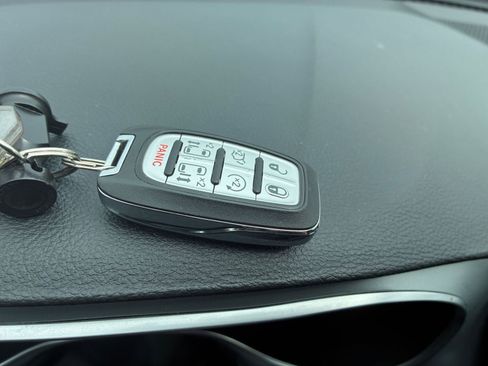 Used 2025 Chrysler Pacifica Limited FWD image 27