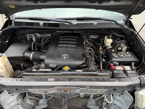 Used 2011 Toyota Tundra 4x4 CrewMax w/ SR5 Pkg image 31