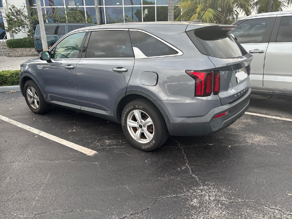 Used 2022 Kia Sorento LX FWD image 4