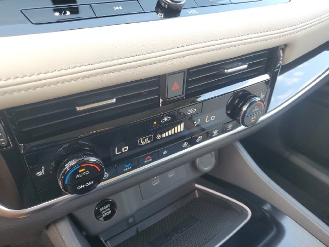 Used 2025 Nissan Rogue SL w/ SL Premium Package FWD image 23