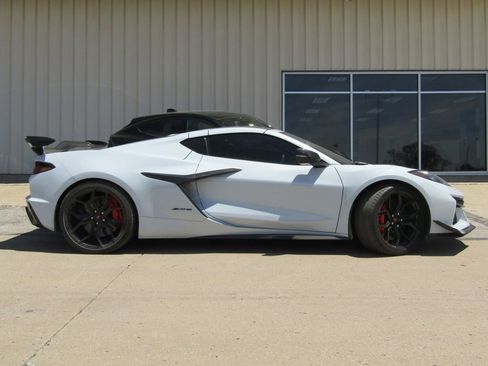 Used 2023 Chevrolet Corvette Z06 w/ Z07 Performance Package RWD image 15