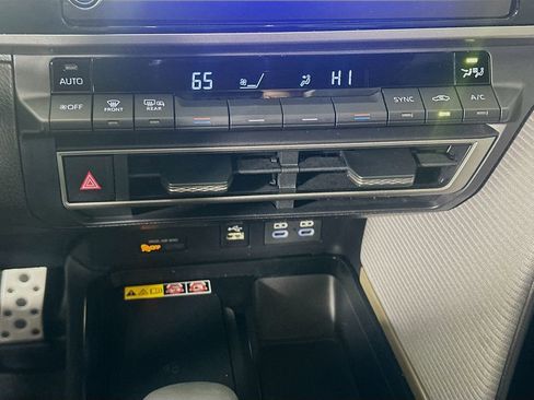 Used 2025 Toyota Camry SE image 16