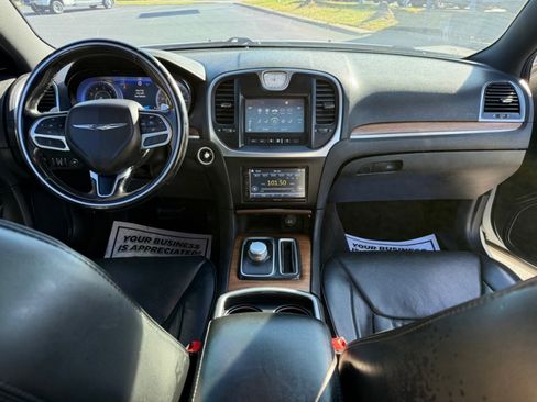 Used 2017 Chrysler 300 C Platinum image 19