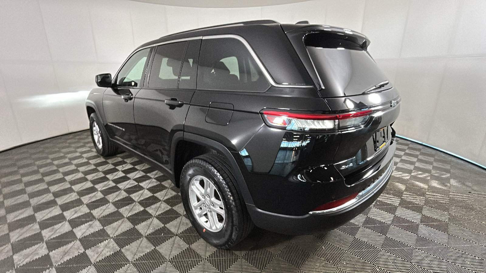 Used 2023 Jeep Grand Cherokee Laredo w/ Luxury Tech Group I AWD/4WD image 5