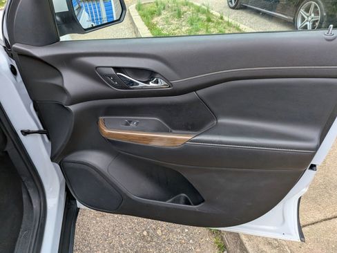 Used 2019 GMC Acadia SLE image 39