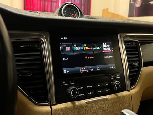 Used 2017 Porsche Macan BASE image 24