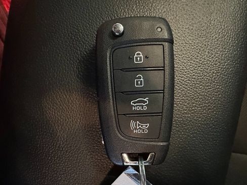Used 2025 Hyundai Elantra SE FWD image 13