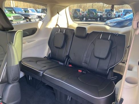 Used 2022 Chrysler Pacifica Limited image 15