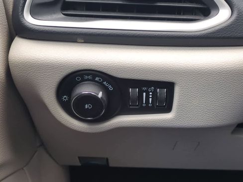 Used 2023 Chrysler Pacifica Touring-L FWD image 18
